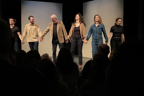 Les cinq comédiens ovationnés pour la pièce Coupures sur la scène du Théâtre de l'Oeuvre à Paris