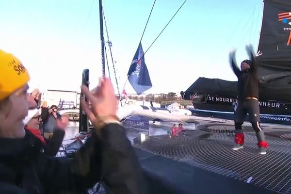 Derniers adieux des skippers de l'Arkéa Ultim Challenge ce 7 janvier 2024, qui ont quitté les pontons brestois pour rejoindre la ligne de départ