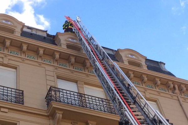 L'incendie serait dû à des travaux d'isolation sur le toit.