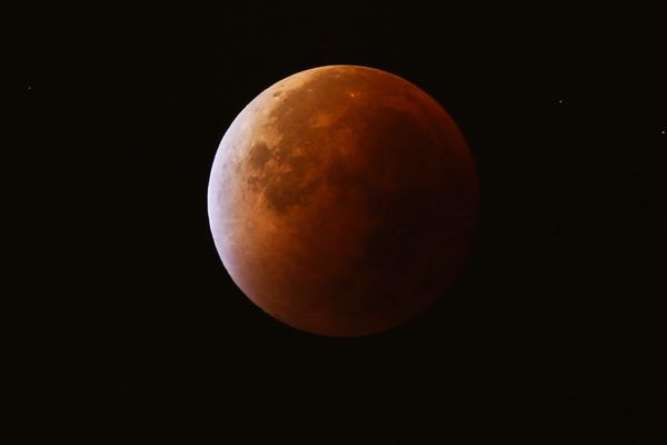 Une éclipse de Lune photographiée à Nice le 28 septembre 2015. 