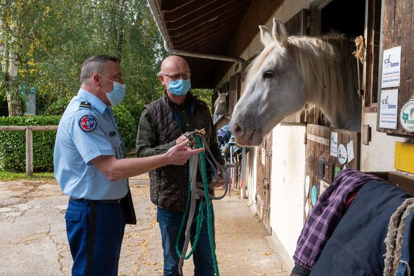 La gendarmerie de la Somme établit un diagnostic de sûreté dans un centre équestre