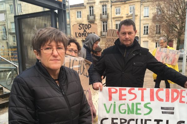 Sylvie Berger, entourée de ses soutiens, devant le tribunal. L'ouvrière qui travaillait dans les vignes veut faire condamner son employeur. 