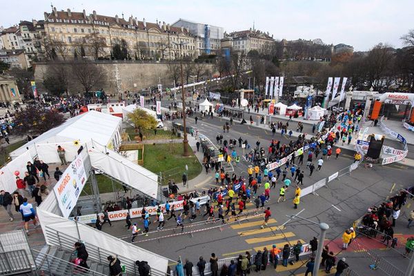 Les participants courent lors de l'Escalade Race (Course de l'Escalade) à Genève, en Suisse, le samedi 3 décembre 2016. Plus de 45 000 participants courent sur la Course de l'Escalade dans la vieille ville de Genève.