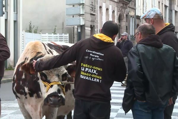 Les agriculteurs de la CR 87 manifestent leur soutien à leur ancien président départemental