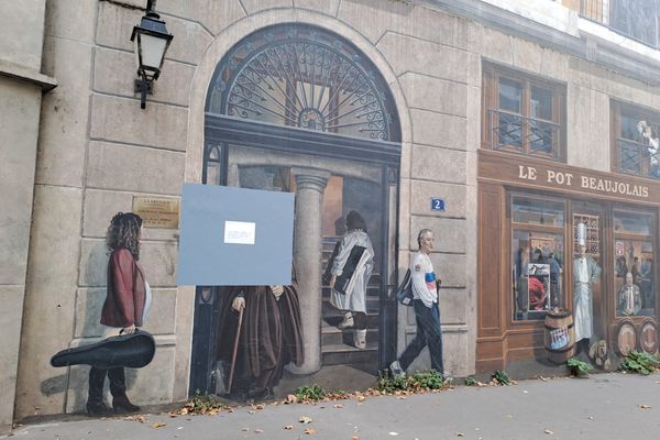 Le personnage de l'abbé Pierre a été recouvert de peinture par Cité Créations, auteur de la fresque des Lyonnais suite à un tag "Violeur" peint ce week-end.