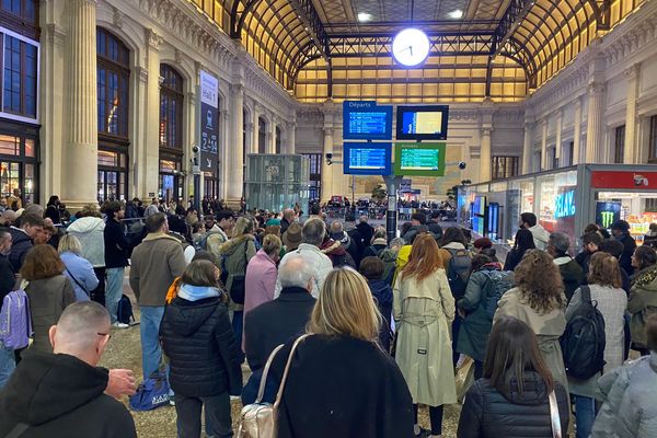 Des passagers en attente d'information à la gare de Bordeaux Saint-Jean ce vendredi 29 novembre.