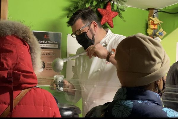 Alexis Albrecht, le chef étoilé du "Vieux couvent" à Rhinau (Bas-Rhin); sert la soupe étoilée sur le marché de Noël de Strasbourg.