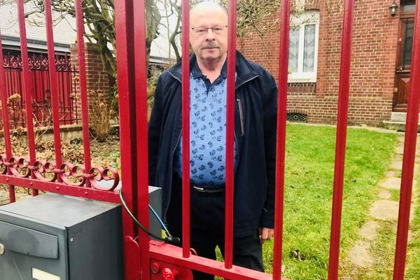 Le maire de Mesnil-Esnard, Jean-Marc Vennin, a été enfermé chez lui par ce cadenas posé sur son portail.