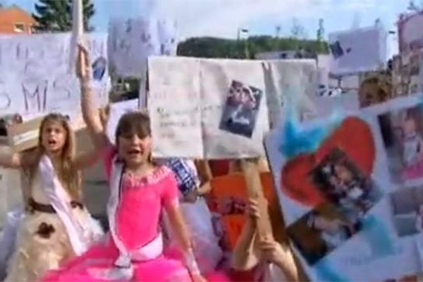 Des mini-miss déguisées en princesse ont manifesté à Roost-Warendin ce dimanche. 