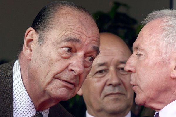 Jacques Chirac, avec François Pinault et Jean-Yves Le Drian au Palais des Arts de Dinard le 13 juin 2009, pour l'inauguration de l'exposition "Qui a peur des artistes ?"