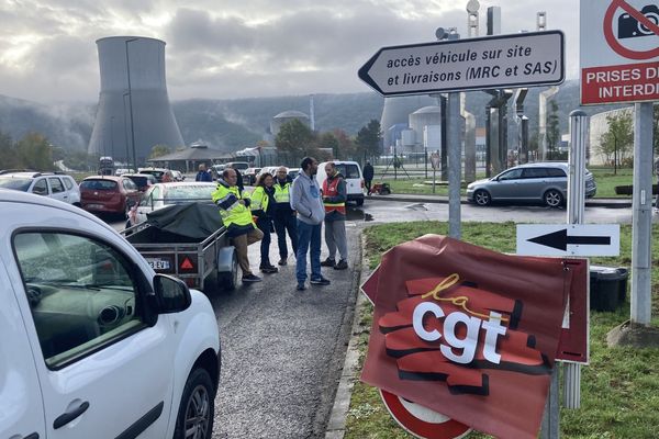 Une mobilisation a lieu devant l'entrée de la centrale nucléaire de Chooz, dans les Ardennes, ce mardi 18 octobre 2022.