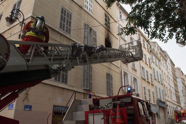 Le Bataillon de marins-pompiers de Marseille est intervenu pour un feu de chambre dans un hôtel, situé au 15 rue du Théâtre Français, quartier Thiers à Marseille.