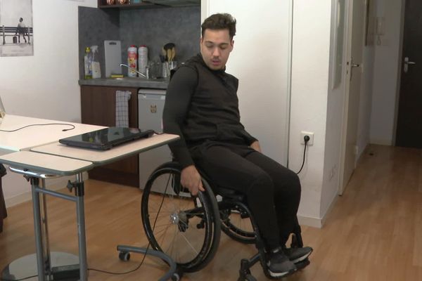 Jérémy Ferreira, handicapé moteur, est bloqué chez lui depuis plus de 10 mois.