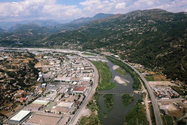 Vue aérienne du fleuve Var Plan de Carros