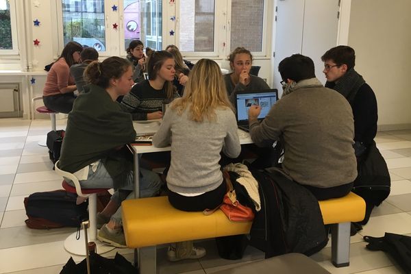 Des étudiants à l'American Business School de Paris.