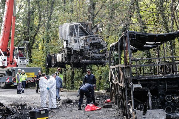 La carcasse de l'autocar et le tracteur du semi-remorque photographié peu après le drame survenu à Puisseguin (Gironde) le 23 octobre 2015