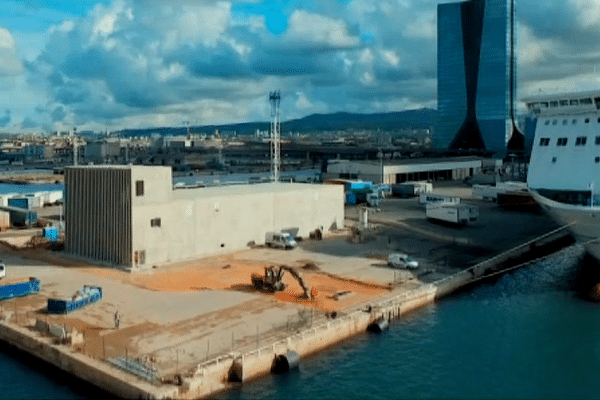 Ce cube de béton sur le port de Marseille abrite le mécanisme de la centrale et les pompes d'eau de mer