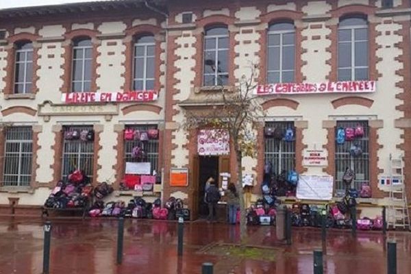 Devant l'école Littré à Toulouse, au mois de novembre 2014.