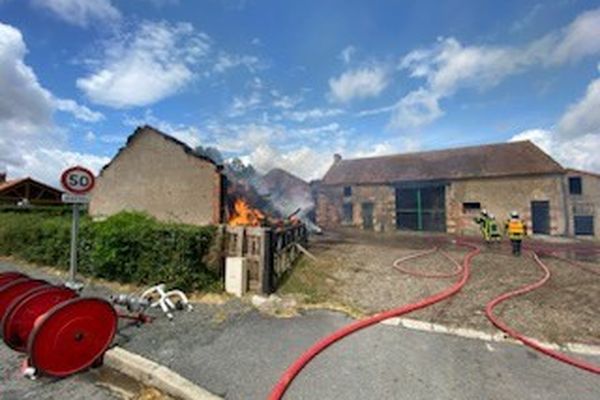 30 pompiers et une dizaine de véhicules du SDIS 36 ont été dépêchés sur les lieux.