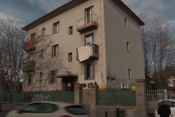 Les logements squattés étaient auparavant occupés par des cheminots à Nîmes. Ils doivent être détruits dans le cadre d'un projet de création d'une rocade.