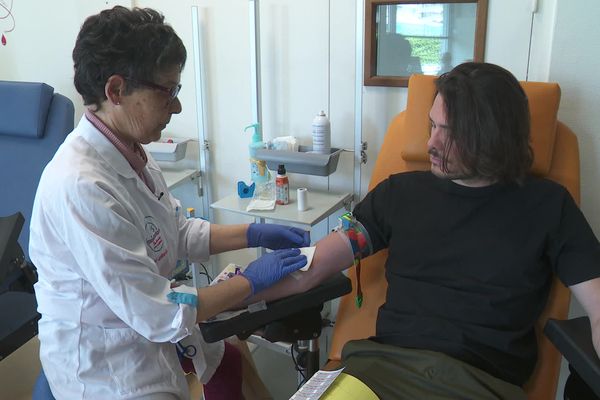 Pendant la période des ponts de mai, l'EFS peine parfois à récolter assez de poches de sang, faute de donneurs disponibles ou de centres ouverts.