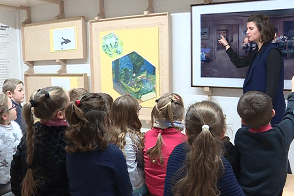 De jeunes enfants visitent le MumO, musée mobile d'art contemporain