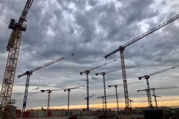 15 grues sont mobilisées sur le chantier du nouveau CHU de Nantes.