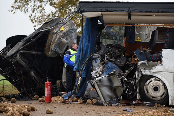 La camion et le car scolaire après l'accident