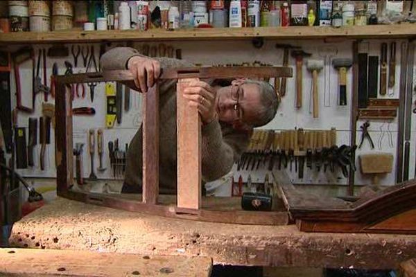 Vincent Mongrand est un des derniers ébénistes à redonner vie aux meubles anciens en Charente-Maritime. 