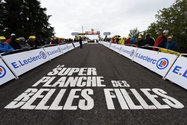 C'est l'arrivée que tout amateur de cyclisme aimerait atteindre un jour, celle qui se trouve au bout d'un passage à près de 20% ! Une folie que cette Planche des Belles Filles, et le Tour qui se l'offre pour une cinquième fois en huit ans ! 