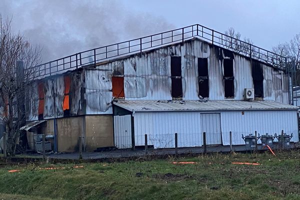 Le bâtiment industriel de 1000m2 a entièrement brûlé.