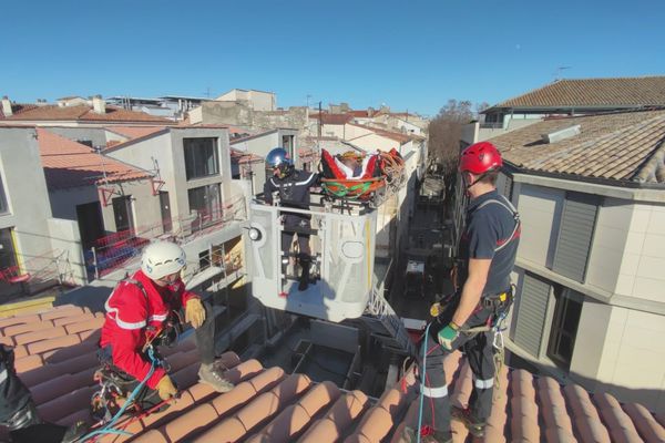 L'ouvrier blessé a été évacué par les pompiers spécialisés en milieux périlleux.