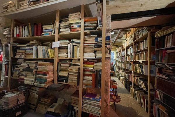 Située dans le centre historique de Grasse, le Moulin à lire est une bouquinerie qui regorge de milliers de livres.