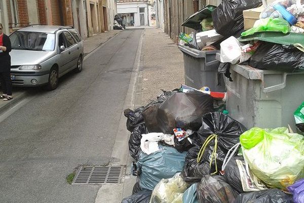 Les poubelles s'entassent ,ici, à Pamiers