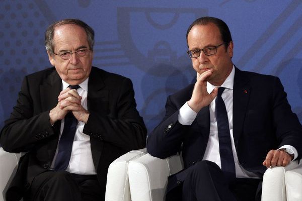 François Hollande, ici aux côtés de Noël Le Graët, qui doit se prononcer prochainement sur le sort de Benzema pour l'Euro 2016  