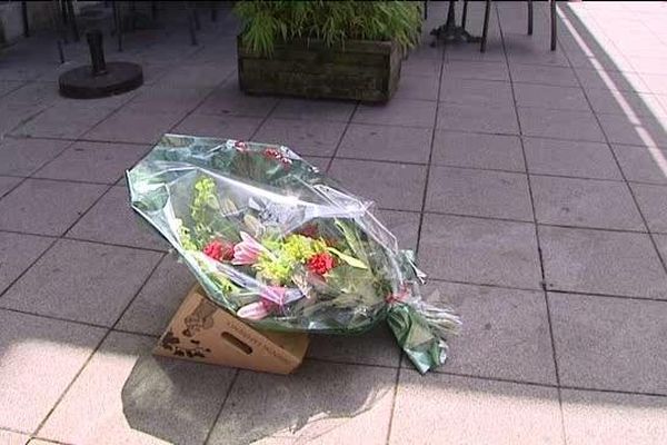 Belley - Un bouquet de fleurs en mémoire de Mohamed. Ses amis sous le choc... le jeune homme de 20 ans a été tué d'un coup de feu samedi soir ... 01/09/14