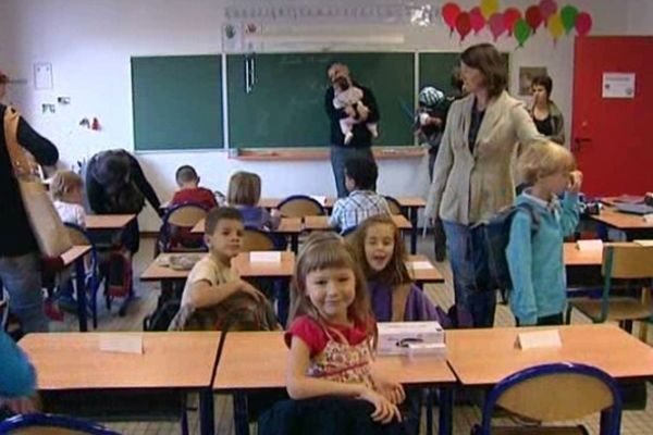 À l'école Notre Dame de la Sagesse à Nantes, les élèves ont retrouvé leurs salles de classes avec une semaine d'avance. Ici on a fait le choix de journées plus courtes et d'une semaine de 4 jours et demi.