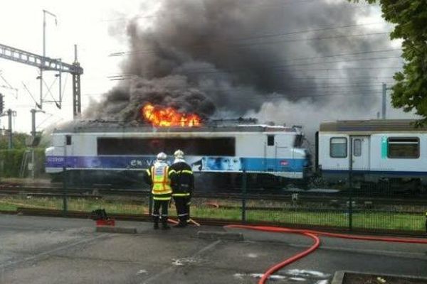 La locomotive en feu à Saint-Quentin-Fallavier