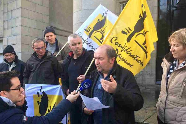 La délégation à la sortie du tribunal de Quimper