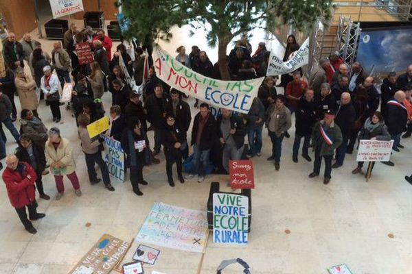 Elus et parents d'élèves au conseil départemental pour défendre les écoles rurales