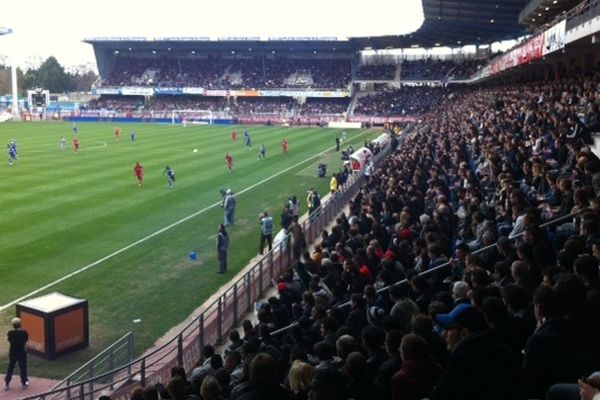 La rencontre Troyes – PSG au stade de l'Aube depuis les tribunes