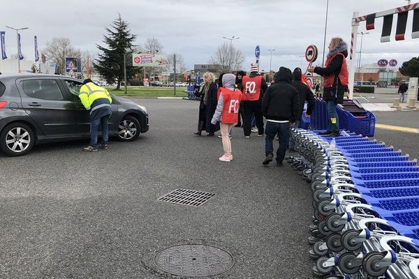 Des salariés bloquent l'accès du Carrefour de Labège, dans l'agglomération toulousaine.