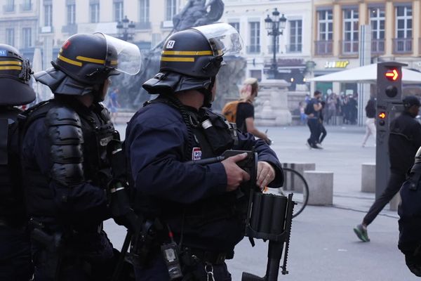 "Il ne s'agit pas de barricades ou de poubelles qui brûlent", plusieurs syndicats de police parlent de méthodes de guérilla