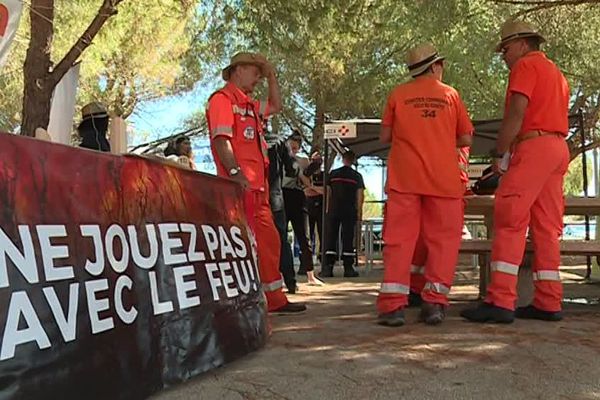 Les membres de l'entente pour la forêt méditerranéenne font la tournée des aires de repos pour sensibiliser et prévenir les automobilistes et leurs proches sur les risques du feu.