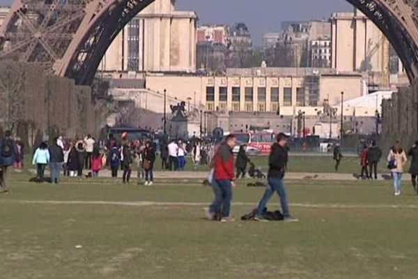 Euro 2016 : la fan-zone du Champ-de-Mars en question.