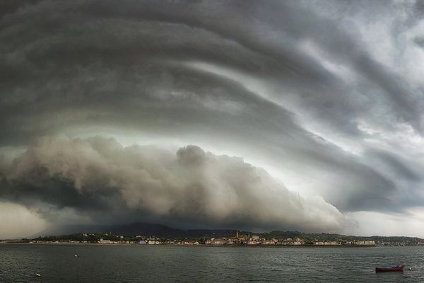 L'un des clichés de 2015 que Stéphane préfère : un nuage d'orage, un arcus, sur l'Espagne depuis Hendaye 
