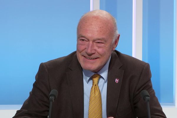 Alain Rousset, Président de la région Nouvelle-Aquitaine, sur le plateau de Dimanche en politique (février 2024)