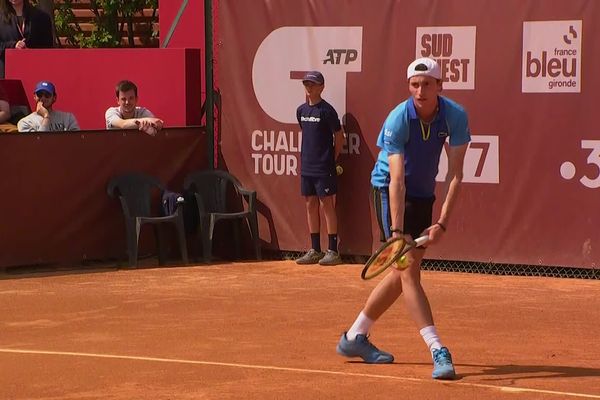 Ugo Humbert en finale du tournoi BNP Paribas Primrose de Bordeaux. Le Français affronte l'Argentin Tomás Martín Etcheverry ce 20 mai à 15 h 15 sur le court de la Villa Primrose.