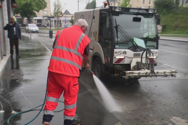 Les services municipaux de Caen (Calvados) nettoient les rues au lendemain d'une inondation, le 8 septembre 2024.