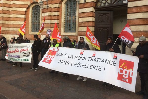 Les salariés grèvistes de l'hôtel Holiday Inn de Clichy manifestent à Toulouse à proximité du Crowne Plaza